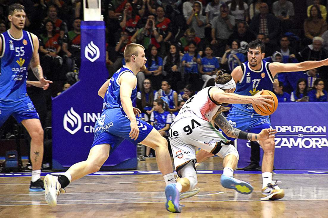 Caja Rural CB Zamora juega esta noche en la cancha del líder