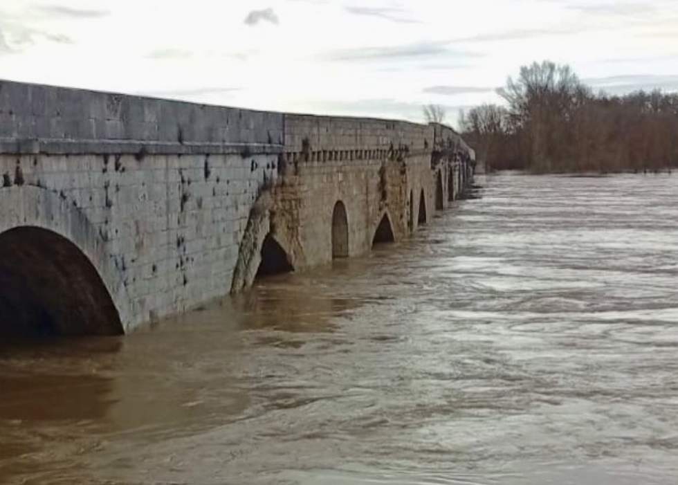 Cortes de tráfico y a peatones en diversas zonas de Toro por la crecida del Duero