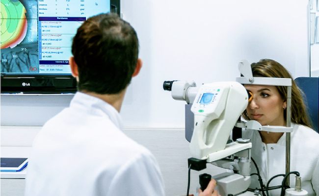 Un estudio apunta a la falta de luz en interiores como clave en el aumento de la miopía