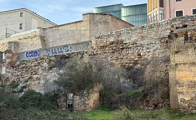 Casi una década de inacción en la ruina eterna del Muro de los Herreros