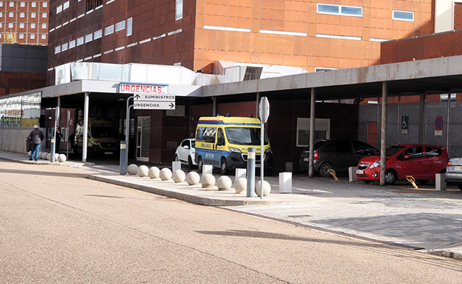 Los trabajadores del transporte sanitario exigen a la Junta que no prorrogue el  contrato y abra una negociación real