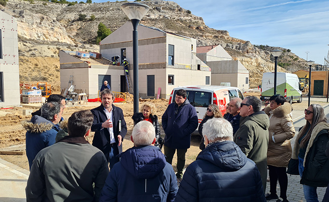Ediles y vecinos de pueblos zamoranos visitan viviendas industrializadas en Soria