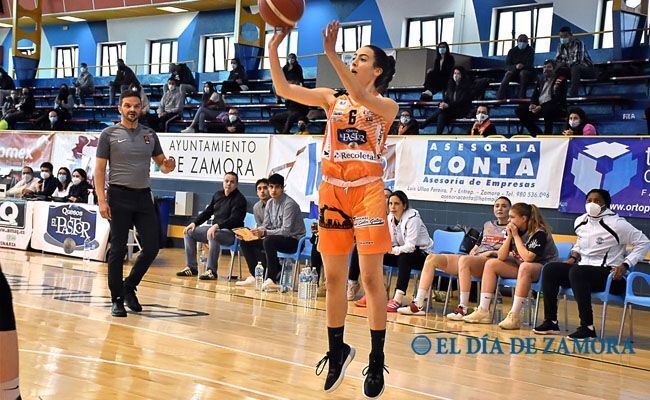 Lucía Pinto encestando su primer triple (Foto Esteban Pedrosa)
