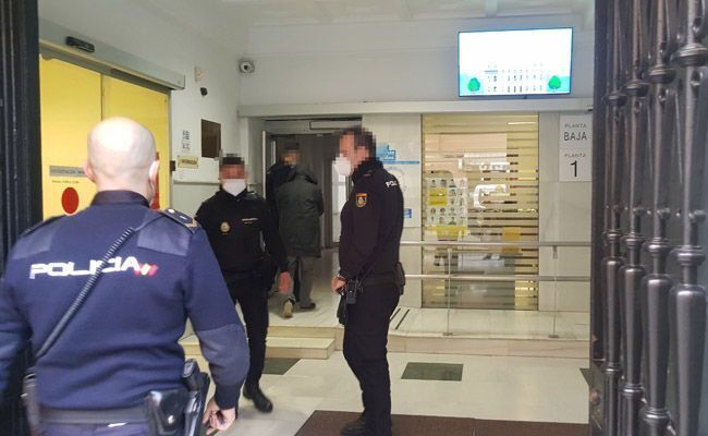 Momento en el que Alberto Vega llega al Juzgado (Foto E. Onís)