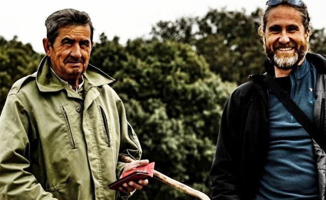 Santiago, izquierda, con el autor del reportaje