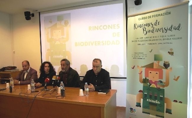 Alberto Vega, a la izquierda, durante una rueda de prensa