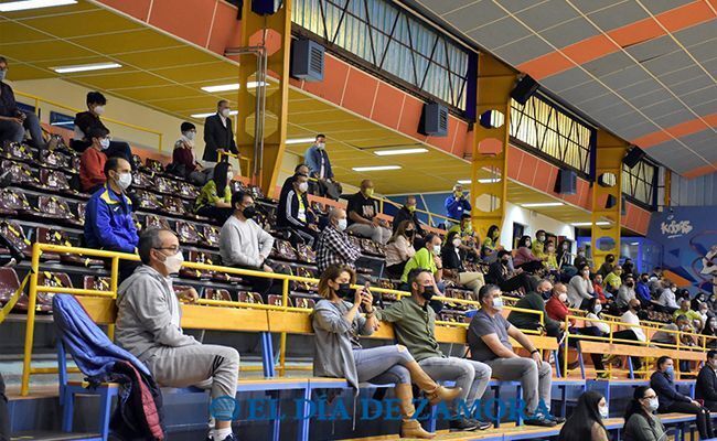 Aspecto que presentaba una de las gradas del Ángel Nieto (Esteban Pedrosa)