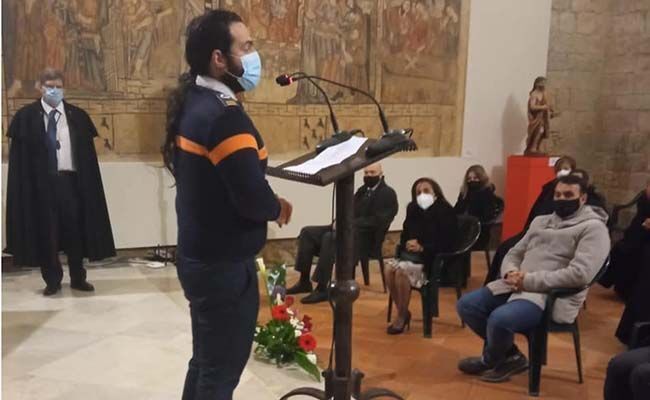 Entrega del Cofrade de Honor a la agrupación. / Fuente: Cedida.