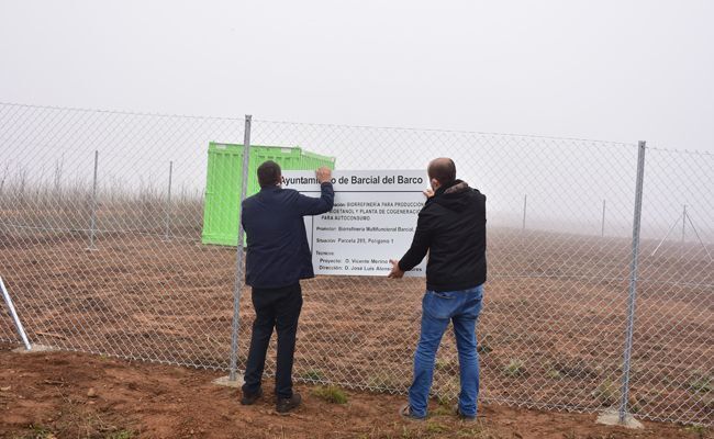 Colocación del cartel de la obra de la biorrefinería