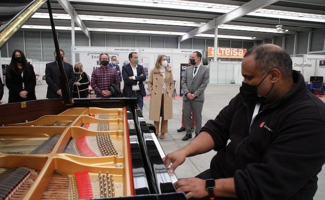Imagen de los representantes institucionales, ante un recital de piano (Fotografía: José Luis Leal)