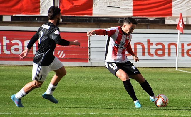 Jon Rojo intenta un centro (Esteban Pedrosa)