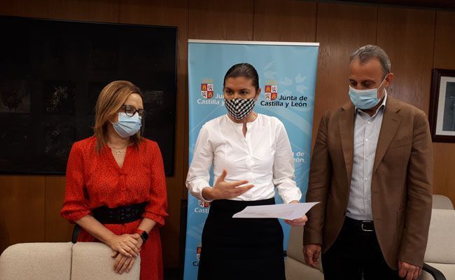 Clara San Damián, con la gerente del Sacyl y el Jefe de Sanidad