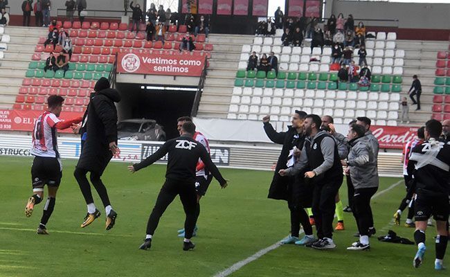 Alegría en el banquillo rojiblanco tras el gol (Esteban Pedrosa)