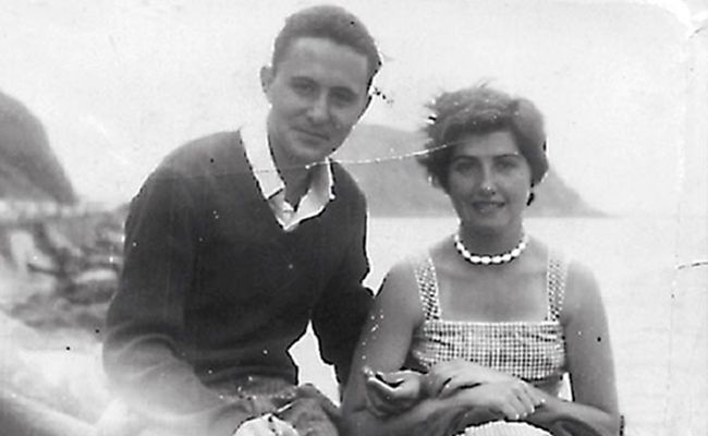 Clara y Claudio en Zarautz, a mediados de los años cincuenta. Fondo documental del Seminario Permanente Claudio Rodríguez en la Biblioteca Pública del Estado en Zamora