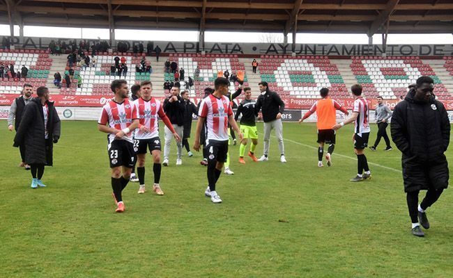 Los rojiblancos, una vez finalizado el partido (Esteban Pedrosa)