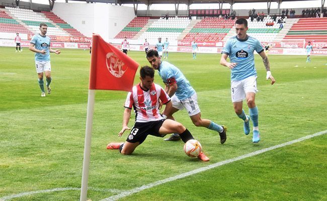 Losada, rodilla en tierra, defiende la posesión de la pelota (Esteban Pedrosa)