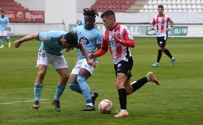 Kepa intenta irse de dos rivales (Esteban Pedrosa)