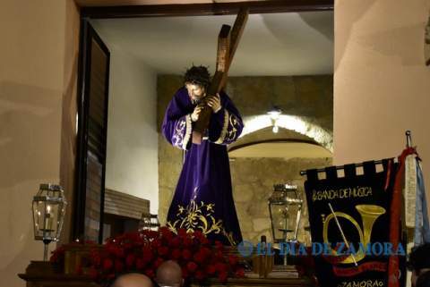 El Nazareno atravesó el Puente de los Poetas