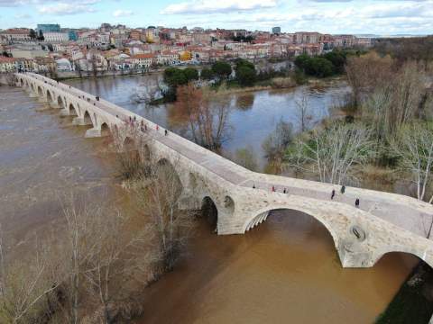 El Puente de Piedra desde el aire