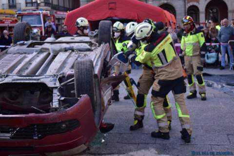 Exhibición de los bomberos en la Plaza Mayor