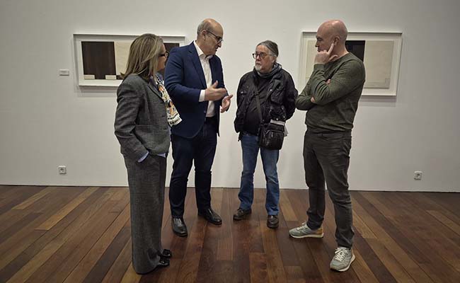 El delegado de la Junta inaugura la exposición “Materia y Geometría”