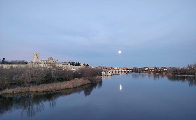 Si la luna se quedara a dormir siempre en Zamora