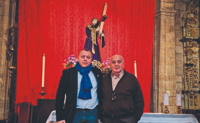 Raúl Aragón junto a su padre, con el Nazareno