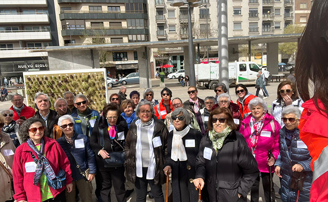 Paseo saludable en la plaza de la Marina