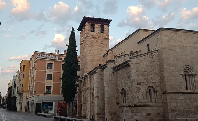 Los debates del ciprés con la torre de Santiago del Burgo