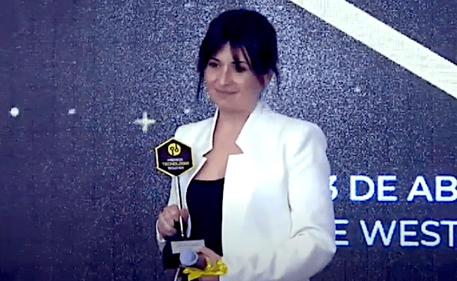 Sara Alonso, recogiendo el premio