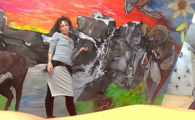 Lorena San Román, ante el mural