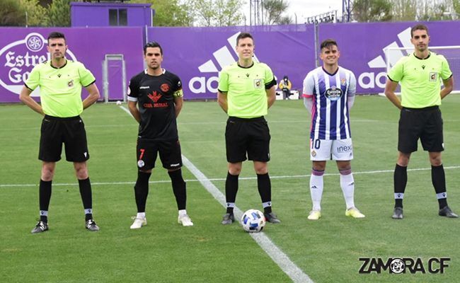 El autor del expolio al Zamora, entre los dos capitanes (Zamora CF)