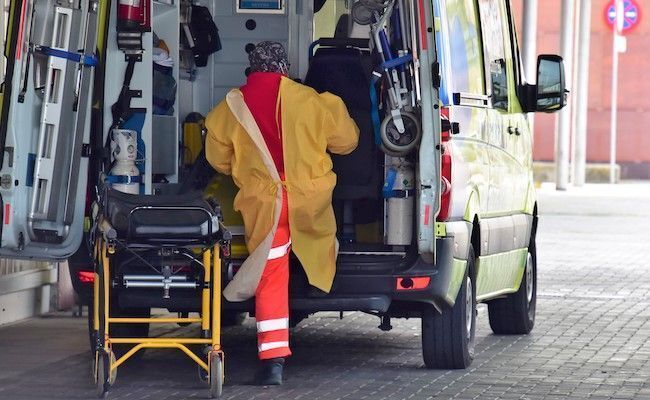 Ambulancia en la puerta de Urgencias del Virgen de la Concha (Esteban Pedrosa)