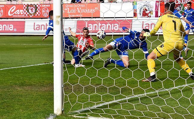 Coscia, en el instante de disparar a puerta para marcar el primer gol (Esteban Pedrosa)