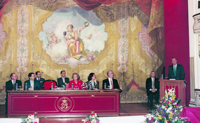 Juan CarlosI y la reina Sofía asistieron al acto en el Teatro Principal
