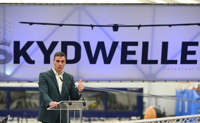 El presidente de Gobierno, Pedro Sánchez, durante su intervención en la visita a las instalaciones de la empresa Skydweller, donde ha asistido a la demostración de un prototipo de avión solar no tripulado. Pool Moncloa / Borja Puig de la Bellacasa. Aeropuerto de Albacete