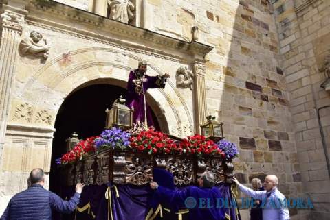 La procesión de la Vera Cruz se pasea con buen tiempo