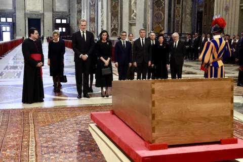 Los reyes de España presentan sus respetos ante el féretro del papa Francisco, junto a la delegación española