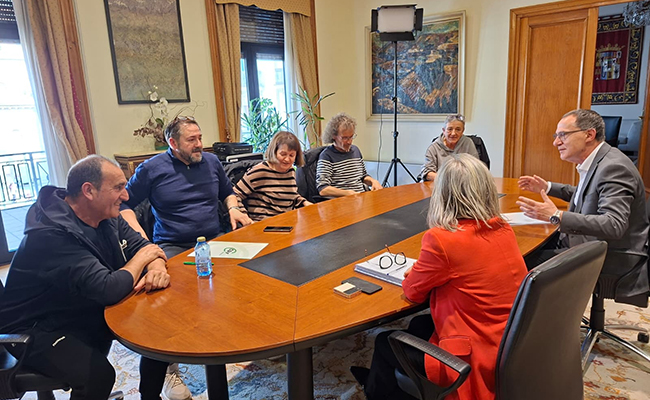 Blanco recibe a los representantes sindicales de los trabajadores de Correos