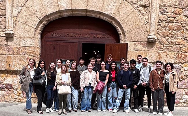 Visita de los alumnos de Arquitectura Técnica e Ingeniería Civil al área municipal de Urbanismo