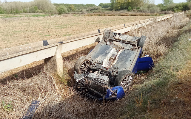 Accidente con vuelco en Burganes de Valverde moviliza a los bomberos de Benavente