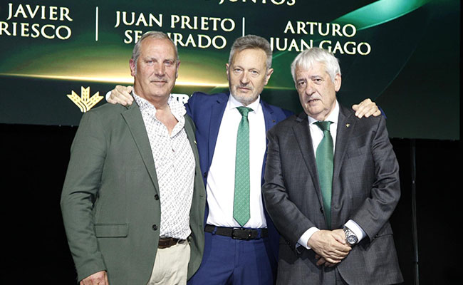 Caja Rural de Zamora distingue a tres profesionales por su trayectoria