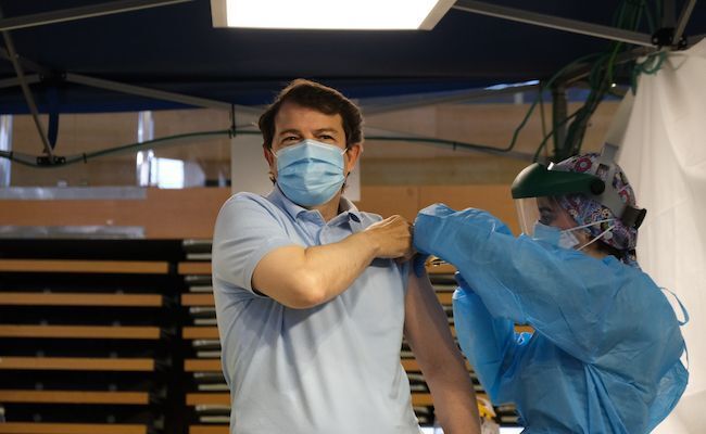 El presidente de la Junta de Castilla y León asegura que la Comunidad tiene capacidad para vacunar a más personas