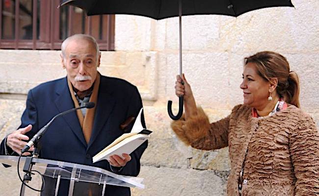 Jesús Hilario Tundidor, junto a Rosa Valdeón, en la inauguración de su plaza