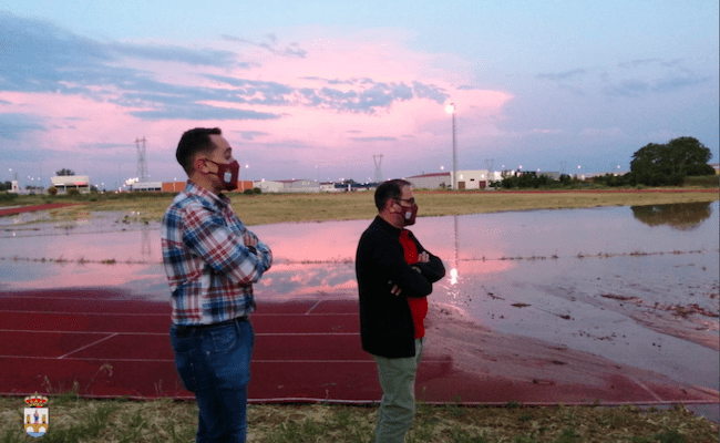 El alcalde, Luciano Huerga, se ha acercado a conocer el estado de las pistas (Fotos: Ayto. Benavente)
