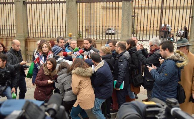 Pablo Iglesias, en Zamora a finales del año 2015, rodeado de prensa