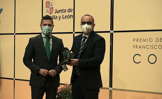 Manuel Centeno, recibiendo su Premio Francisco de Cossío
