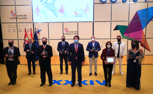 Imagen de los galardonados, junto al Fernández Mañueco