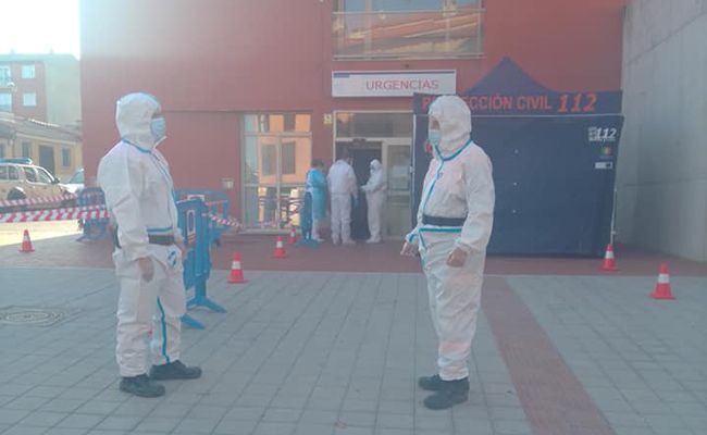 Protección Civil Toro en una de sus intervenciones ayudando en el centro de salud. / Fuente: Cedida.