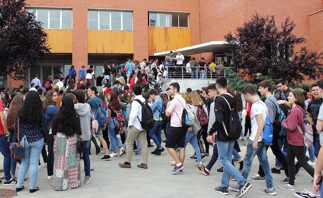 Imagen de la llegada de los estudiantes a una sede de exámenes (Foto: archivo)